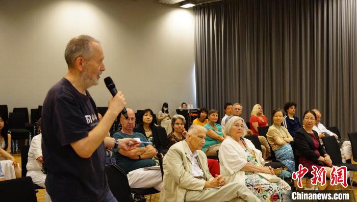 圖為現(xiàn)場觀眾提問?！“亓种袊幕行墓﹫D