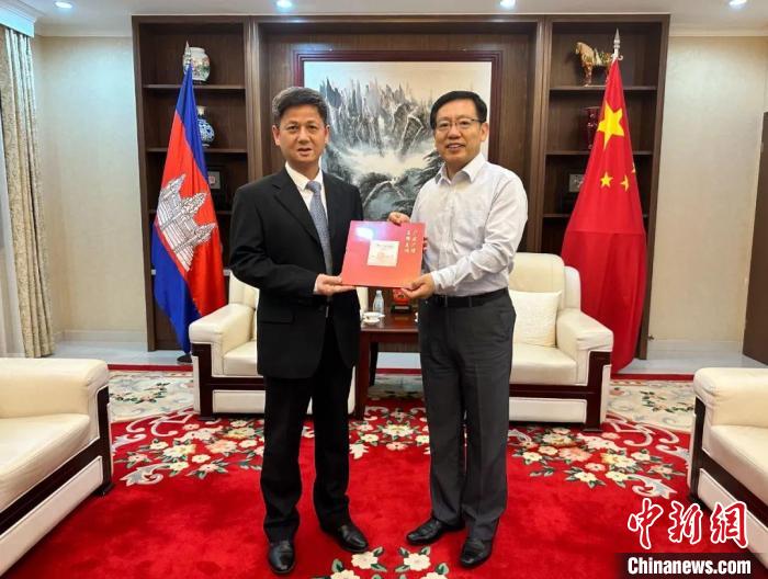 7月12日下午，中國(guó)駐柬埔寨大使王文天在金邊會(huì)見(jiàn)援柬中醫(yī)醫(yī)療隊(duì)?！≈袊?guó)駐柬埔寨大使館微信公眾號(hào) 攝