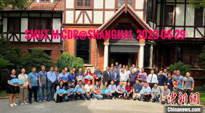 “微笑”衛(wèi)星(SMILE)任務(wù)中歐聯(lián)合轉(zhuǎn)正樣設(shè)計(jì)評(píng)審會(huì)合影?！≈锌圃簢?guó)家空間科學(xué)中心 供圖