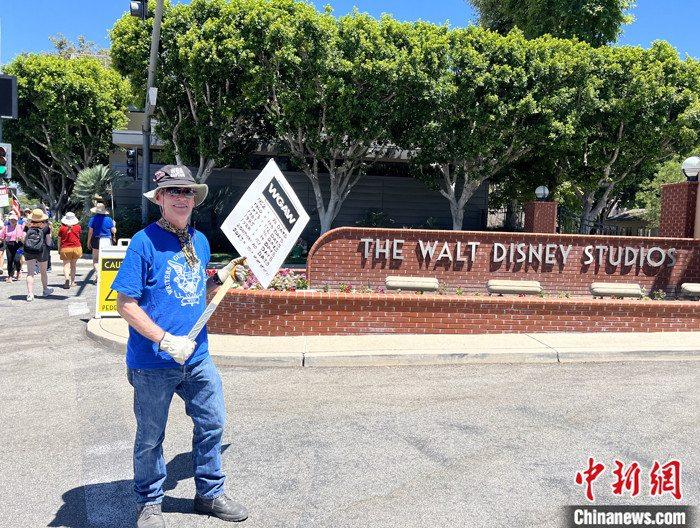 當(dāng)?shù)貢r(shí)間7月14日上午，華納兄弟、迪士尼等美國影視娛樂產(chǎn)業(yè)巨頭總部門前，有成百上千的人高舉“罷工”標(biāo)語牌游行示威。由于未能與美國電影和電視制片人聯(lián)盟(AMPTP)就新合同達(dá)成協(xié)議，擁有約16萬名會(huì)員的好萊塢三大工會(huì)之一美國影視演員協(xié)會(huì)(SAG-AFTRA)發(fā)起罷工，于14日起在洛杉磯和紐約的十余家制片公司外示威游行。 <a target='_blank' href='/'><p  align=