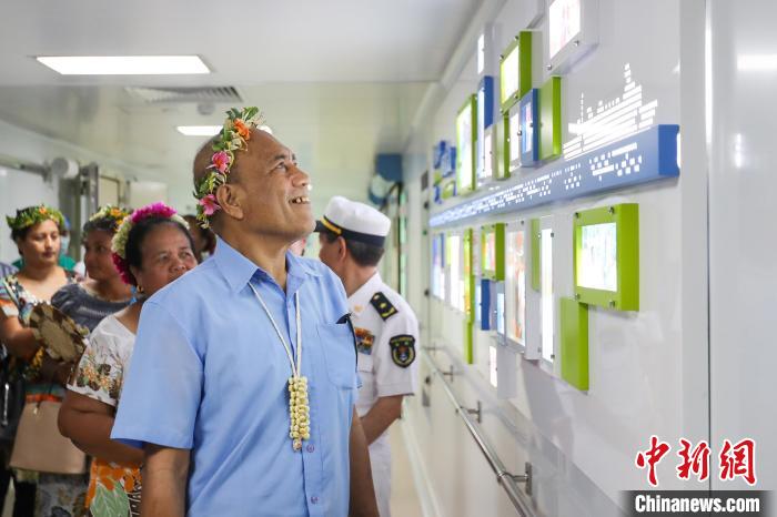 基里巴斯總統(tǒng)等政要參觀海上醫(yī)院?！⌒煳?攝