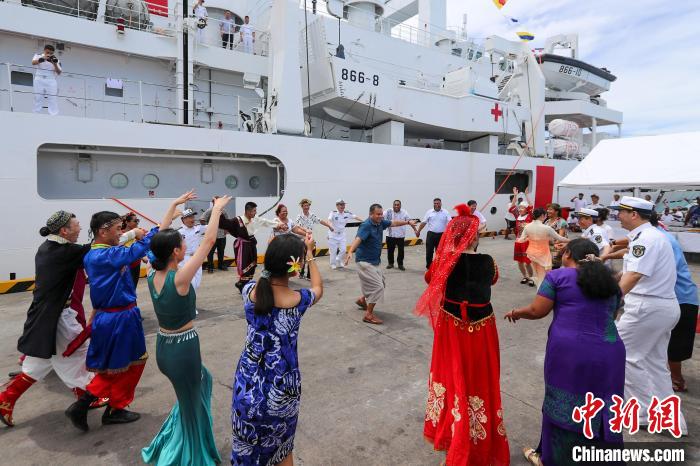 中基雙方人員在碼頭歡迎儀式上歡聚一堂。　徐巍 攝