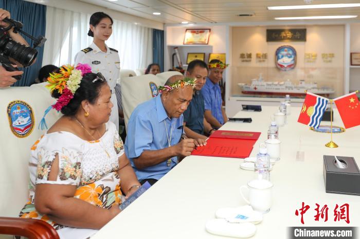 基里巴斯總統(tǒng)塔內(nèi)?！ゑR茂為“和平方舟”醫(yī)院船留言?！⌒煳?攝