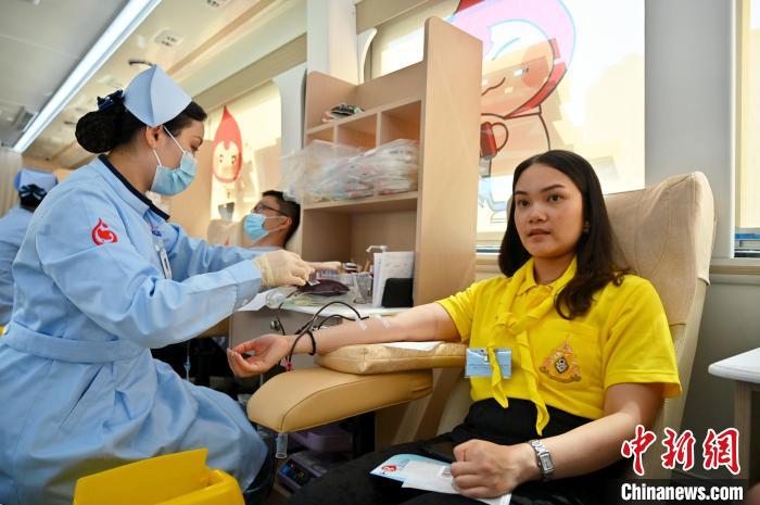 圖為獻血活動現(xiàn)場?！∮峋?攝