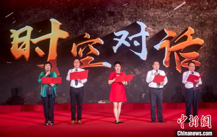 陳曉帆與顏福慶之孫顏志淵、陶行知曾孫陶侃、榮毅仁侄女榮智豐深情朗誦《與統(tǒng)戰(zhàn)先輩的時空對話》。　張昊 攝