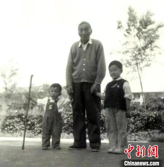 陳望道與幼年的陳曉帆(左)、陳曉帆的哥哥一起合影?！￡悤苑﹫D