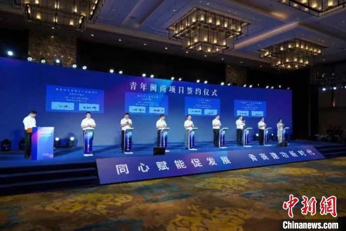 圖為海內(nèi)外青年閩商大會現(xiàn)場?！≈鬓k方供圖