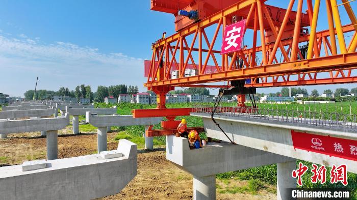 長(zhǎng)25米重80噸的箱梁平穩(wěn)、精準(zhǔn)地落在S314分離式立交橋25號(hào)和26號(hào)墩上。　劉玉才 攝