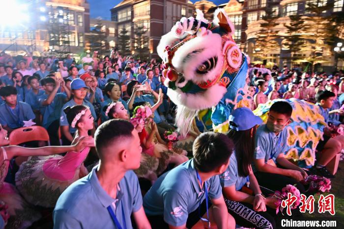 舞獅表演與現(xiàn)場觀眾互動?！⊥鯑|明 攝