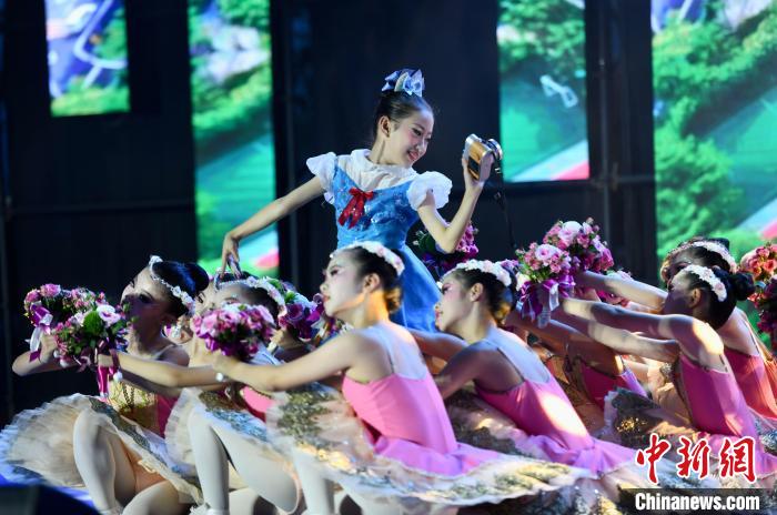 芭蕾表演《鮮花送給好朋友》?！⊥鯑|明 攝