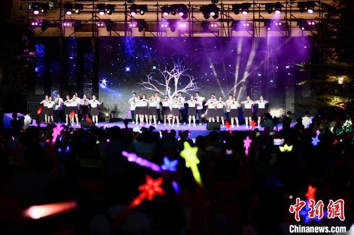 合唱表演《夜空中最亮的星》?！⊥鯑|明 攝