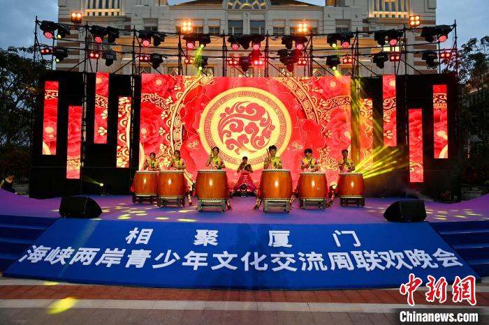 臺灣青少年表演《鼓舞四方》。　王東明 攝