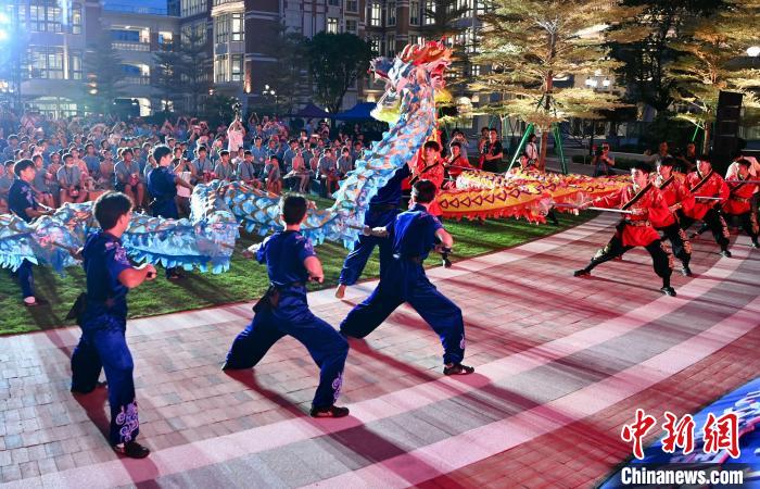 兩岸青少年同臺呈現(xiàn)龍獅表演?！⊥鯑|明 攝