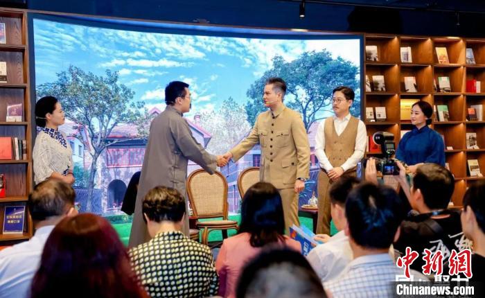 實(shí)驗(yàn)舞臺(tái)劇《握手》片段?！↑S浦區(qū)委統(tǒng)戰(zhàn)部供圖