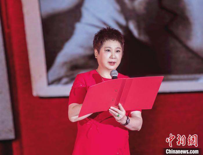 7月16日，榮智豐在2023年上海統(tǒng)戰(zhàn)文化周開幕活動(dòng)中朗誦《與統(tǒng)戰(zhàn)先輩的時(shí)空對(duì)話》。　張昊 攝