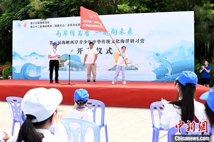 研習(xí)營授旗儀式?！埥鸫?攝