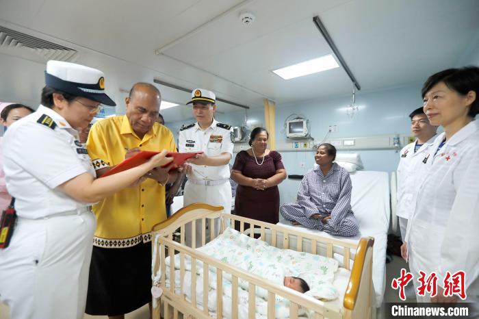 基里巴斯總統(tǒng)馬茂為新生兒取名，并在出生證明上親筆填寫寶寶名字?！±栌?攝