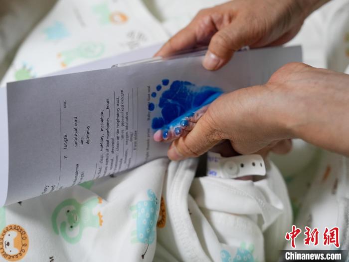 醫(yī)護(hù)人員為新生兒留下腳印?！?攝