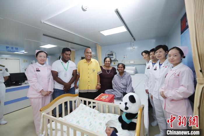 基里巴斯總統(tǒng)馬茂與海上醫(yī)院醫(yī)護(hù)人員、新生兒家人合影。　黎宇 攝