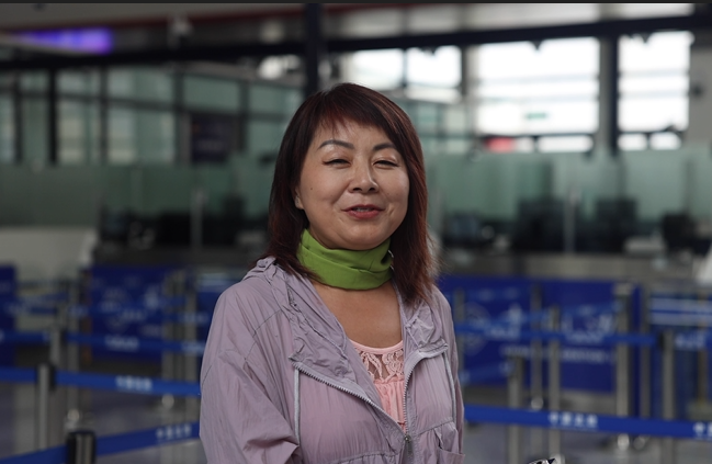 7月22日，曾經(jīng)在老撾瑯勃拉邦工作過(guò)3年的加拿大華僑孫月玲乘坐中老鐵路國(guó)際旅客列車(chē)從中國(guó)出境。衛(wèi)海林 攝