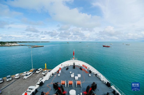 7月22日，中國海軍“和平方舟”號醫(yī)院船駛離基里巴斯首都塔拉瓦。當?shù)貢r間22日上午10時，執(zhí)行“和諧使命-2023”任務(wù)的中國海軍“和平方舟”號醫(yī)院船圓滿結(jié)束對基里巴斯的首次訪問，駛離基里巴斯首都塔拉瓦，前往本次任務(wù)的第二站湯加努庫阿洛法港。新華社發(fā)（黎宇 攝）
