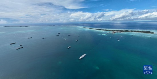 7月22日，中國海軍“和平方舟”號醫(yī)院船結(jié)束基里巴斯訪問，駛離塔拉瓦港。新華社發(fā)（桂江波 攝）