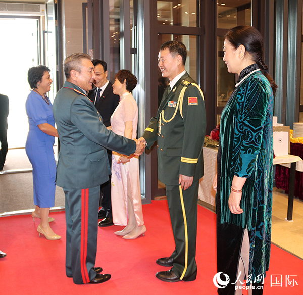 國(guó)防武官胡德君大校迎接賓客。人民網(wǎng)記者李強(qiáng)攝