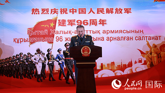 哈國(guó)防部副部長(zhǎng)卡馬列特季諾夫中將發(fā)表致辭。人民網(wǎng)記者 李強(qiáng)攝