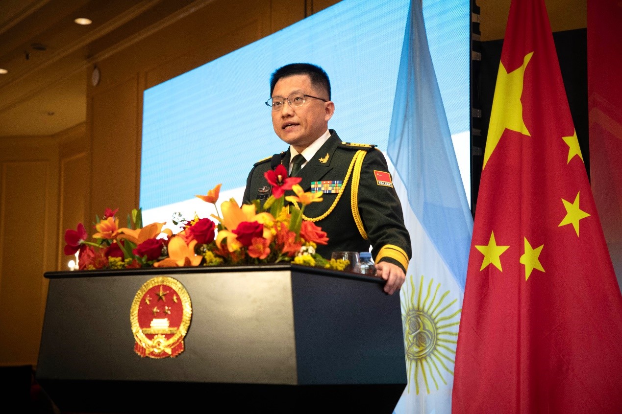 中國駐阿根廷大使館武官劉淼大校致辭。中國駐阿根廷大使館供圖