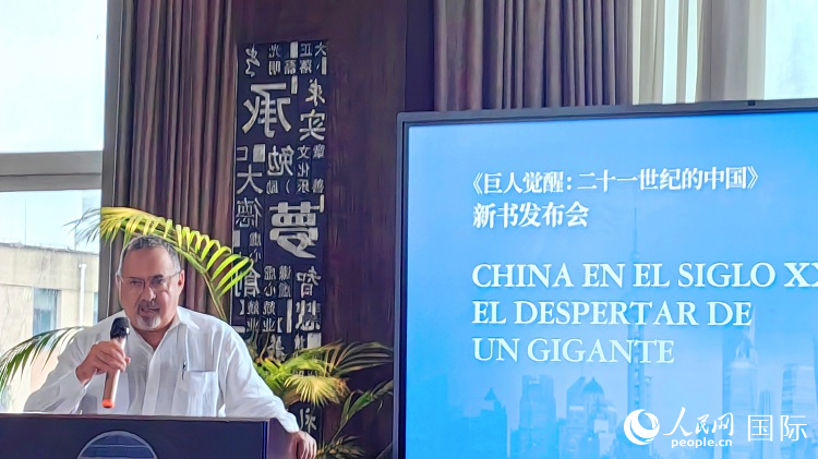 羅德里格斯博士現(xiàn)場(chǎng)介紹著作。吳志華攝