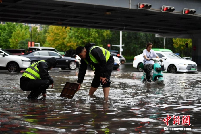 7月30日，河北省持續(xù)發(fā)布暴雨紅色預(yù)警信號。受今年第5號臺風(fēng)“杜蘇芮”殘余環(huán)流影響，7月28日以來，地處華北地區(qū)的河北省大部出現(xiàn)降雨。30日17時，該省氣象臺發(fā)布當(dāng)日第三次暴雨紅色預(yù)警信號。石家莊市城區(qū)不少區(qū)域積水嚴(yán)重，城管、環(huán)衛(wèi)、園林、市政等部門緊急出動，聯(lián)合疏堵保暢，筑牢防汛安全屏障。圖為石家莊裕華區(qū)城管局防汛隊員對沿街收水井進(jìn)行雜物清理，以保證排水暢通。翟羽佳 攝