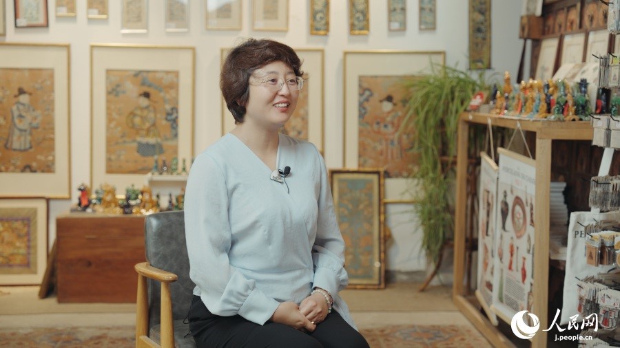 圖為瓷器修復藝術(shù)家王京。人民網(wǎng)記者 張若涵攝