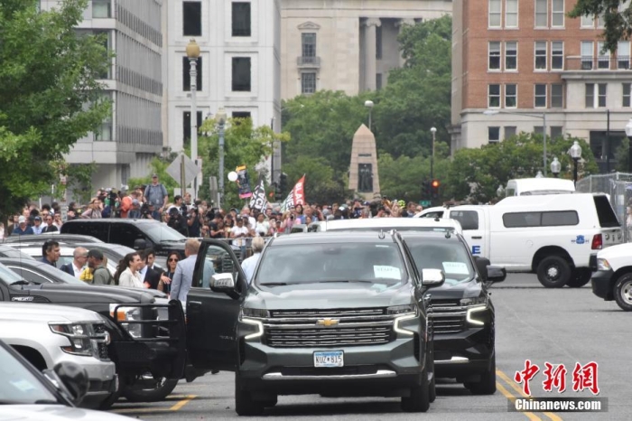 圖為特朗普出庭期間，其車(chē)隊(duì)和工作人員在聯(lián)邦法院外等待。<a target='_blank' href='/'><p  align=