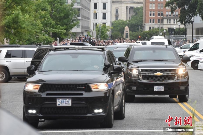 圖為結(jié)束出庭后，特朗普車(chē)隊(duì)駛離聯(lián)邦法院。<a target='_blank' href='/'><p  align=