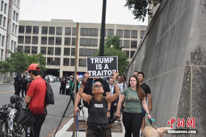 圖為聯(lián)邦法院附近的特朗普反對(duì)者。<a target='_blank' href='/'><p  align=
