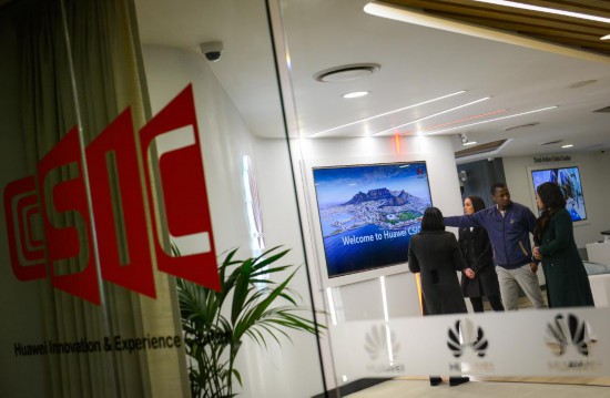 　　2017年7月17日，人們在位于南非約翰內(nèi)斯堡的華為南非信息通信技術(shù)創(chuàng)新體驗中心參觀。新華社記者 翟健嵐 攝