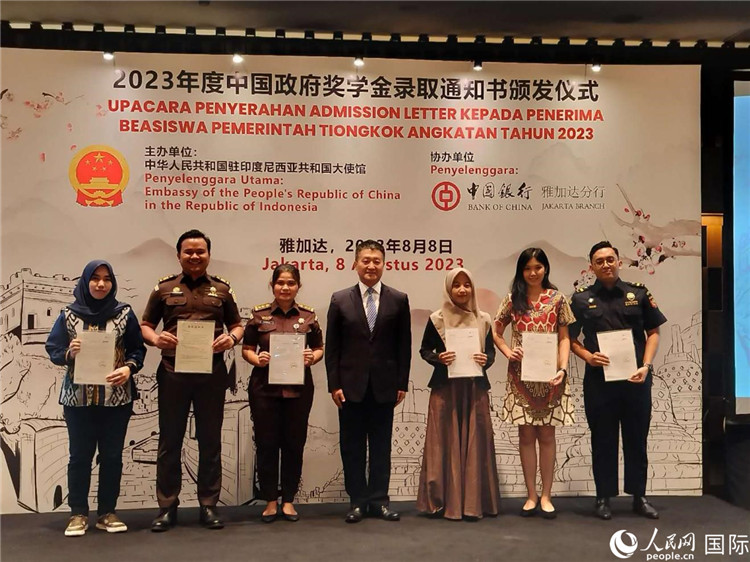 陸慷大使與獲得中國(guó)政府獎(jiǎng)學(xué)金的印尼學(xué)子合影。 人民網(wǎng)記者 李培松攝
