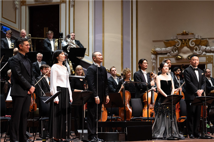 圖片說(shuō)明： 8月5日，2023愛(ài)丁堡國(guó)際藝術(shù)節(jié)開(kāi)幕式音樂(lè)會(huì)《慈悲頌》的演出現(xiàn)場(chǎng)。照片由藝術(shù)節(jié)組委會(huì)提供