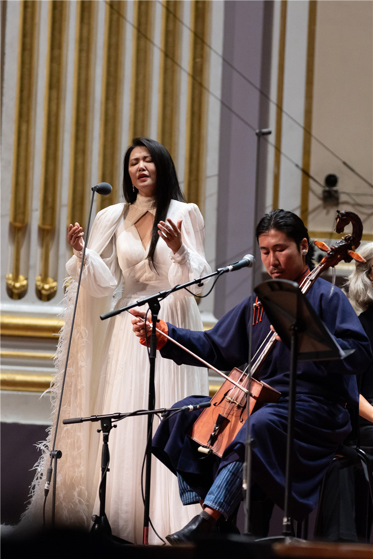 圖片說(shuō)明： 8月5日，2023愛(ài)丁堡國(guó)際藝術(shù)節(jié)開(kāi)幕式音樂(lè)會(huì)《慈悲頌》的演出現(xiàn)場(chǎng)。藝術(shù)節(jié)組委會(huì)供圖