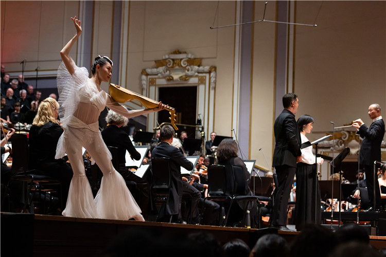 圖8月5日，2023愛(ài)丁堡國(guó)際藝術(shù)節(jié)開(kāi)幕式音樂(lè)會(huì)《慈悲頌》的演出現(xiàn)場(chǎng)。藝術(shù)節(jié)組委會(huì)供圖