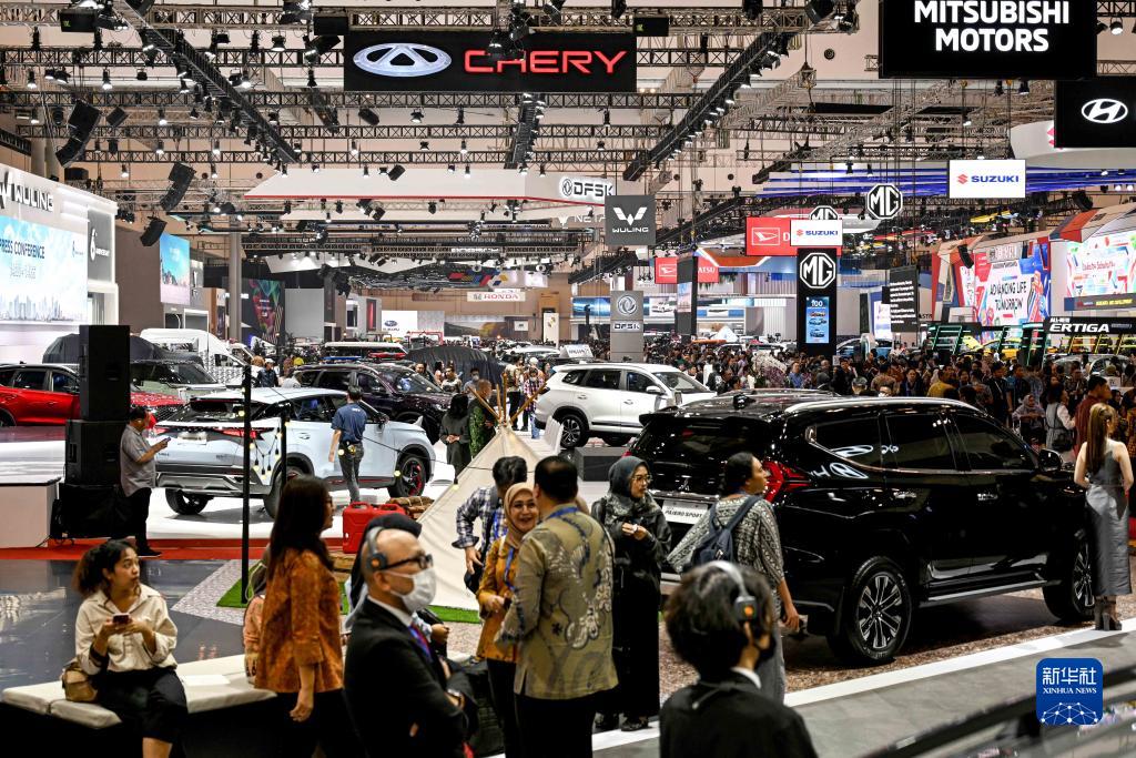 8月10日，在印度尼西亞萬丹省唐格朗的印尼會展中心，人們在2023年印尼國際汽車展上參觀。新華社發(fā)（阿貢攝）