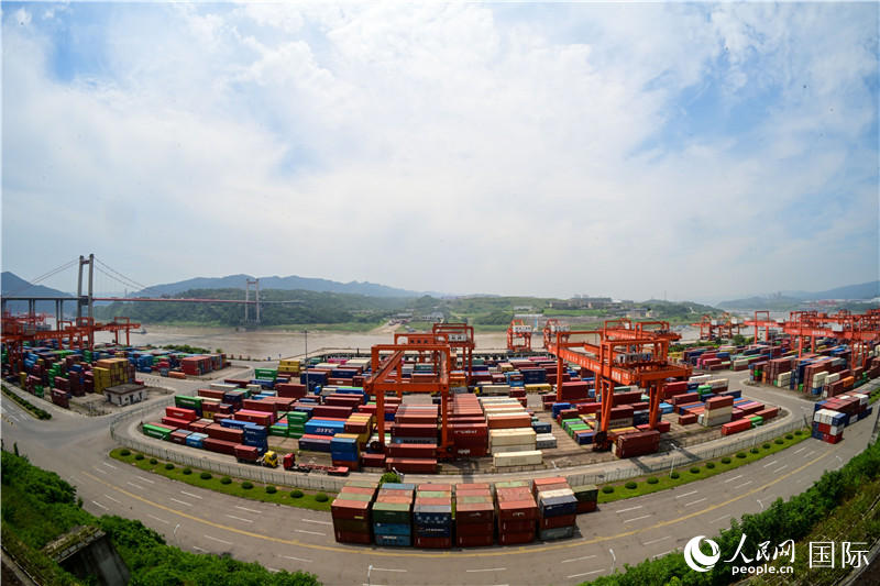 重慶果園港是我國內(nèi)河最大的鐵公水多式聯(lián)運樞紐港，也是西部陸海新通道的重要支點。圖為果園港全貌。人民網(wǎng)記者 苑基榮攝