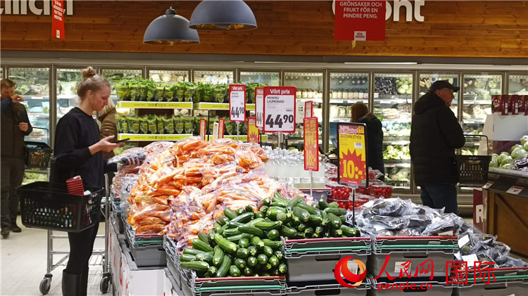 瑞典首都斯德哥爾摩購(gòu)物超市一瞥。人民網(wǎng)記者 殷淼攝