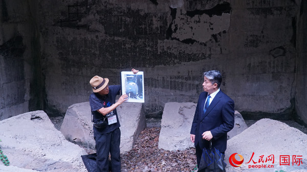 毒氣島歷史研究所事務(wù)局長(zhǎng)山內(nèi)正之在毒氣儲(chǔ)存遺址為大家介紹日軍發(fā)動(dòng)毒氣戰(zhàn)的罪證。人民網(wǎng) 蔣曉辰攝