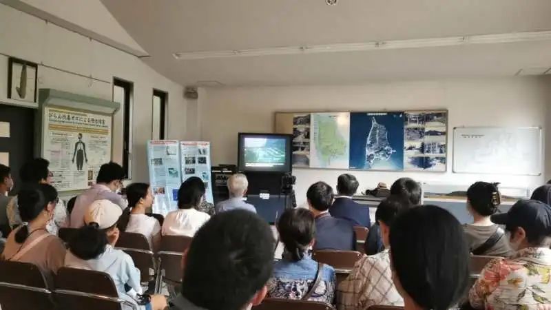 觀看日軍發(fā)動(dòng)毒氣戰(zhàn)的影像資料。中國(guó)駐大阪總領(lǐng)事館供圖