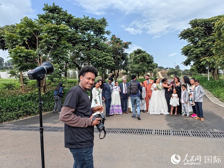 一對新人和親友在亞的斯亞貝巴友誼廣場合影。人民網(wǎng)記者 陳星星攝