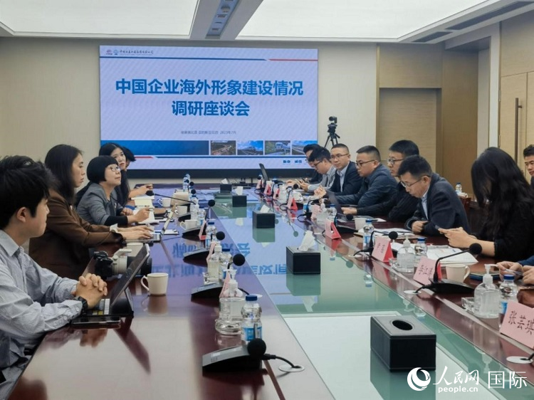 埃塞俄比亞中國商會企業(yè)代表與人民網(wǎng)記者座談。人民網(wǎng)記者 劉寧攝