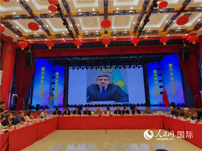 哈外交部駐阿拉木圖副代表拉伊莫夫視頻致辭。人民網(wǎng)記者 李強攝