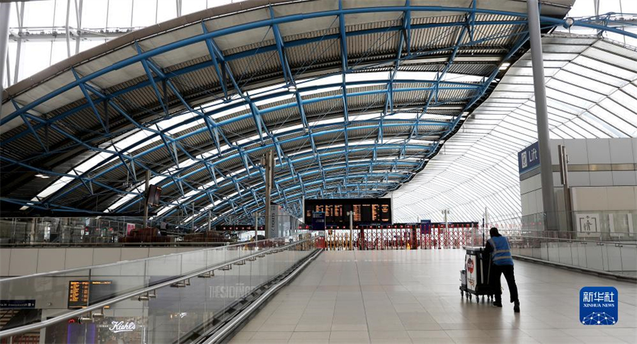 9月1日，一名工作人員在英國倫敦滑鐵盧火車站內(nèi)行走。因在收入、工作條件等方面與鐵路運(yùn)營企業(yè)存在分歧，英國鐵路員工在9月1日、2日舉行罷工。由于鐵路服務(wù)大幅減少，人們出行面臨不便。新華社記者 李穎 攝