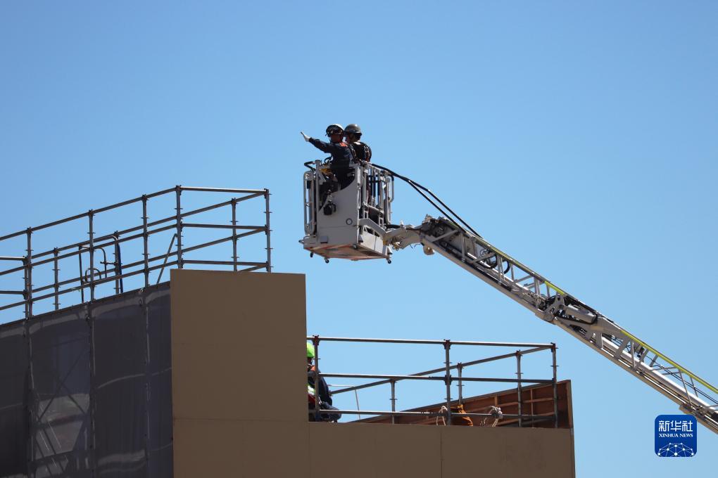 9月1日，在日本神奈川縣相模原市，消防員演練用消防云梯車救下被困高樓的民眾。9月1日是日本防災(zāi)日。當(dāng)天，日本中央政府及多個(gè)都縣市舉行了防災(zāi)演練，以提高大規(guī)模災(zāi)害發(fā)生時(shí)防災(zāi)機(jī)構(gòu)和市民迅速應(yīng)對(duì)的能力。新華社記者 楊光 攝